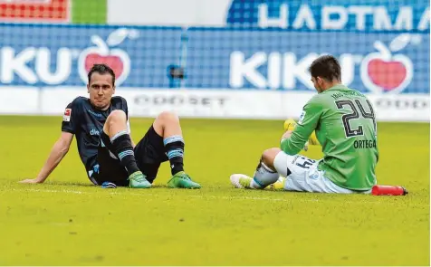  ?? Foto: mis ?? Enttäuscht: Michael Liendl und Torhüter Stefan Ortega nach der 1:2 Niederlage in Heidenheim.
