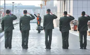  ?? TANG KE / FOR CHINA DAILY ?? Soldiers from a branch of the border defense forces in Yantai, Shandong province, see off a demobilize­d soldier.