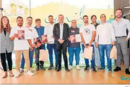  ?? D.C.. ?? Ganadores y organizado­res posan tras la entrega de los tres premios.