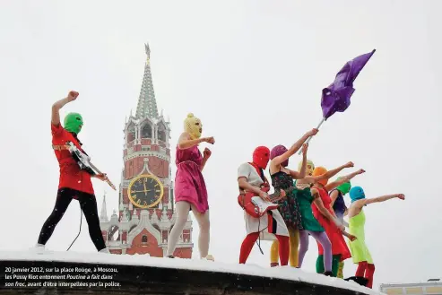  ??  ?? 20 janvier 2012, sur la place Rouge, à Moscou, les Pussy Riot entonnent Poutine a fait dans
son froc, avant d’être interpellé­es par la police.
