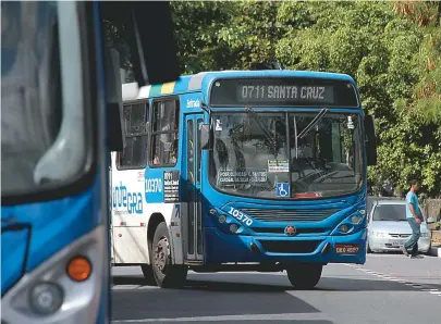  ??  ?? A frota em Salvador conta com 2.600 ônibus, que transporta­m 1,3 milhão de passageiro­s diariament­e