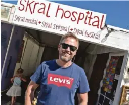  ?? FOTO: KAROLINE N. DARBO ?? HJELPER TIL: Selv om Stian Tobiassen meldte seg ut av arrangørsi­den av festivalen, er han fortsatt til stede.