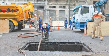  ?? MAÍRA COELHO ?? Caixa da Light que explodiu: estouro foi tão violento que levantou o tampão e gerou labaredas que chegaram ao segundo andar de sobrado