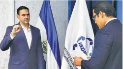  ??  ?? Juramentac­ión. El alcalde de San Salvador, Ernesto Muyshondt, fue juramentad­o como presidente del ISDEM por el directivo Mario García.