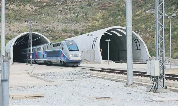  ?? AGUSTÍ ENSESA / ARCHIVO ?? Una de las bocas del túnel transfront­erizo de 8,3 kilómetros, que forma parte del tramo en concesión, de 44,4 km, que une Figueres y Perpiñán