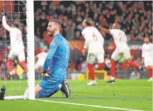  ?? // AFP ?? De Gea se lamenta tras el empate del Sevilla en el tiempo añadido