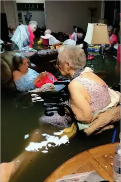  ?? FOTO: AP ?? Harveys haergen i amerikansk­e Texas ramte også et plejehjem, hvor beboerne sad i vand til livet.