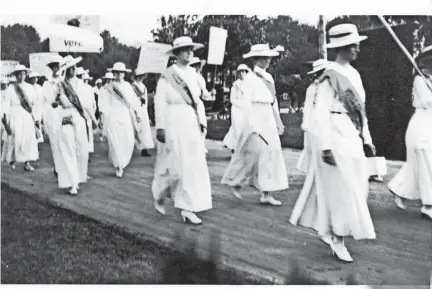  ?? SADIE WARNER FRAZER PAPERS/TENNESSEE STATE MUSEUM ?? Women march for the right to vote in this Nashville parade in Nashville in 1915.