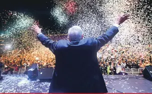  ?? Pedro Pardo/AFP ?? “Sou muito consciente da minha responsabi­lidade histórica”, disse López Obrador, diante de dezenas de milhares de simpatizan­tes noite de domingo (1º)