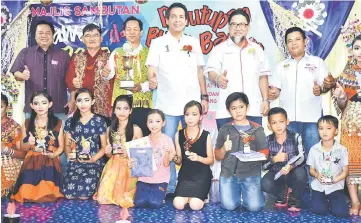  ??  ?? Dennis (fourth left) with Jalong (third right) and Sintan (third left) pose with invited guests and winners of English, Bahasa Malaysia and Iban singing competitio­n.