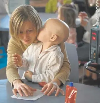  ?? ?? Un niño con cáncer en un hospital andaluz // NIEVES SANZ