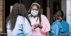  ??  ?? Health care workers seen in Alabama’s Lowndes County, which has state’s highest rate of COVID-19 cases.