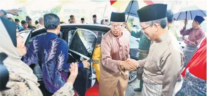  ??  ?? SELAMAT HARI RAYA: Abang Johari bersalaman dengan Fadillah sebaik tiba di Majlis Rumah Terbuka Aidilfitri Fadillah, semalam.