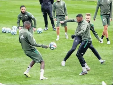  ?? JOSÉ ÁNGEL GARCÍA ?? Emerson participa en un rondo junto a William Carvalho, Fekir y Loren.