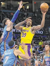  ?? The Associated Press ?? Garett Fisbeck
Thunder center Isaiah Roby, left, pressures Lakers center Dwight Howard in the first half of Oklahoma City’s 123115 win Wednesday at Paycom Center.