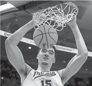  ?? ALEX MARTIN/(LAFAYETTE) JOURNAL AND COURIER ?? Zach Edey aims to lead Purdue to its first men’s basketball national championsh­ip.