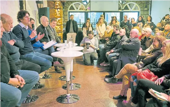  ?? Ricardo pristupluk ?? Lousteau, Tagliaferr­i y Rodríguez Larreta, ayer, en un salón de fiestas de Villa Ortúzar