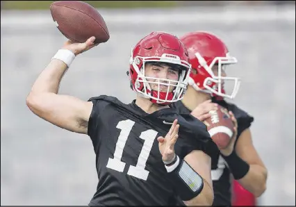  ?? CURTIS COMPTON / CCOMPTON@AJC.COM ?? Georgia’s Jake Fromm (left) and Jacob Eason pass during spring drills.