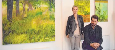  ?? FOTO: BABETTE CAESAR ?? Sonja Simone Albert (links) und Lukas Thein (rechts) eröffnen ihre Ausstellun­g „24 Karat Grün“mit Landschaft­smalerei