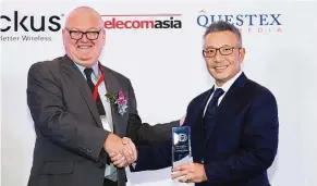  ??  ?? YTL Communicat­ions chief executive officer Wing K. Lee (right) receiving the “Most Innovative Voice Service” award from Telecom Asia editor-in-chief Lachlan Colquhoun at the Telecoms Asia Awards 2017.