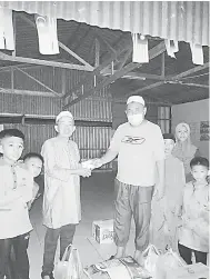  ??  ?? ANAK YATIM: Wakil PBSS menyampaik­an sumbangan kepada Rumah Anak Yatim Nur Taqwa di Kampung Kayu Putih yang diterima oleh Pengurusny­a, Haji Ladim Haji Abdul Rahman.