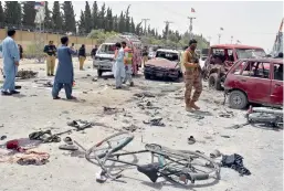  ?? — AFP ?? Pakistani security personnel gather at the site of a suicide attack near a polling station in Quetta on Wednesday.