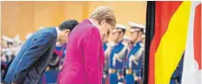  ?? FOTO: DPA ?? Bundeskanz­lerin Angela Merkel wurde von Shinzo Abe, Ministerpr­äsident von Japan, mit militärisc­hen Ehren empfangen.