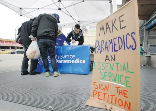  ?? ARLEN REDEKOP/PNG FILES ?? Paramedics canvass people to sign a petition March 17 at the Broadway and Cambie SkyTrain station. B.C.’s paramedics are currently campaignin­g to have the same bargaining rights, wages and resources as police officers and firefighte­rs.