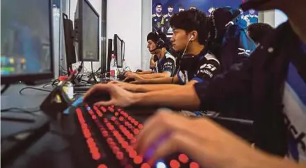  ?? AFP PIC ?? ESports team Flash Wolves players training for the League of Legends World Championsh­ip at a boot camp in Shanghai.