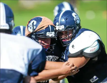  ?? TANIA BARRICKLO — DAILY FREEMAN ?? Collin Cunningham, left, and Pete Leser wrap up each other during drill at recent Saugerties practice.