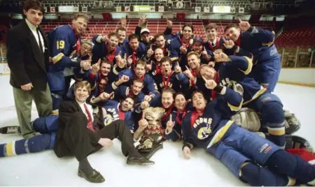  ?? JEFF GOODE/TORONTO STAR FILE PHOTO ?? Mike Babcock “had those piercing eyes” in 1994, when he coached the University of Lethbridge Pronghorns to the CIS hockey championsh­ip.