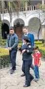  ??  ?? Visita. El brasileño Ronaldo durante el recorrido por el centro de Quito.