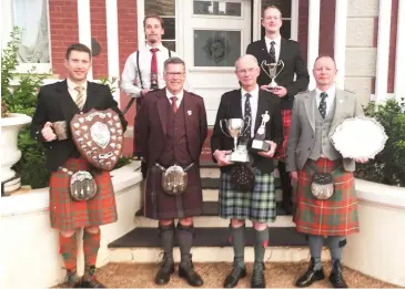  ?? Photo supplied ?? Chris Terry (front, second from right) poses for a photograph with other pipers at the Guineas last week.