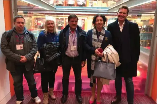  ?? Foto: DetaineD in Dubai ?? Tiina Jauhiainen och hennes bror Oku (till vänster)
■ tillsamman­s med den fransk-amerikansk­a tidigare agenten Hervé Jaubert och juristerna Radha Stirling och David Haigh i BBC:s lokaler i London före presskonfe­rensen.