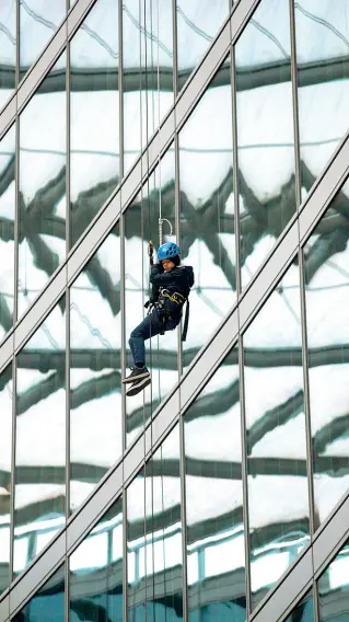  ?? (Lapresse) ?? Adrenalina L’emozione di calarsi da Palazzo Lombardia e toccare la sua vetta legati alle funi