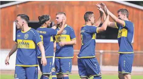  ?? FOTO:M.J. ?? Jubel im markanten Dress: Der SC Wacker Dinslaken spielt in der neuen Saison im Trikot, das jenem der berühmten Boca Juniors aus Argentinie­n ähnelt.