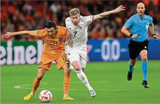  ?? Fotos: AFP ?? Kevin de Bruyne verliert mit Belgien gegen die Niederland­e um Steven Berghuis (l.).