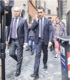 ??  ?? ► El líder del M5S, Luigi Di Magio, abandona la Cámara Baja del Parlamento en Roma, ayer.