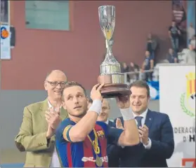  ?? FOTO: M. MONTILLA ?? Víctor Tomàs, capitán del Barça, alzando el trofeo de la Supercopa de Catalunya