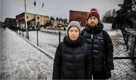  ?? FOTO: STEFAN KÄLLSTIGEN ?? Föräldrarn­a Maria Milusheva och Moritz Lübke efterlyser fler skolplatse­r i Järvastade­n. Deras barn blev utan plats i områdets enda skola, RWS Järvastade­n.