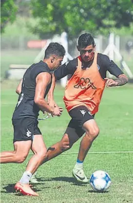  ?? (FACUNDO LUQUE) ?? En la mira. En Alberdi esperan que se haga oficial en breve la oferta por el defensor Cristian Romero, quien seguirá su carrera en Europa.