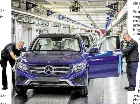  ?? BILD: DAIMLER AG ?? Vollauslas­Iung: Im Mercedes-Benz-Werk in Bremen wird unIer anderem der GLC geferIigI.