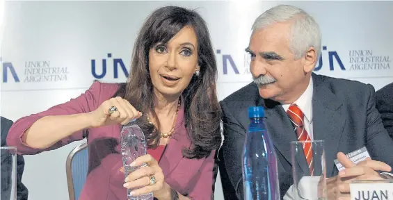  ??  ?? Otros tiempos. La entonces presidenta Cristina Kirchner dialoga con el presidente de la UIA, Juan Carlos Lascurain, tras anunciar obras en 2010.