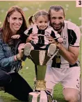  ??  ?? ● 1 Giorgio Chiellini con la sorella Silvia, calciatric­e in Spagna● 2 Il giorno della laurea● 3 Con la moglie Carolina e la figlia Nina● 4 Col gemello Claudio che lavora alla Juve ANSA 3