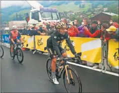  ??  ?? Primoz Roglic, hundido en la meta de Le Grand Bornand.