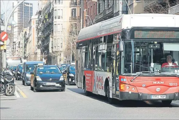  ?? INMA SAINZ DE BARANDA ?? El transitado carril reservado de la calle Balmes, ayer, a la altura de Aragó, donde un bus tiene que avanzar por la vía central