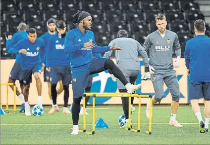 ?? FOTO: EFE ?? Los jugadores del Valencia se entrenaron ayer en Suiza. Preocupa la falta de gol de los delanteros, como el belga Batshuayi.