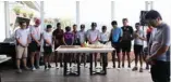  ?? DEWO PRATOMO FOR JAWA POS ?? SELALU BERSYUKUR: Para member RCC dan perwakilan dari komunitas lainnya berdoa pada rangkaian seremoni peluncuran jersey RCC yang berusia lima tahun ini.