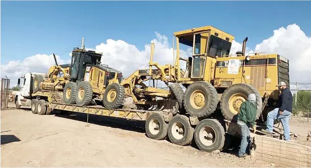  ??  ?? una de la máquinas se destinó para la reparación de caminos que conducen a la colonia El Sabinal