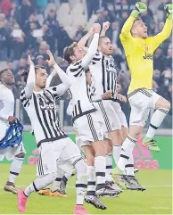  ??  ?? La Juve festeggia a fine partita: cancellata l’Inter